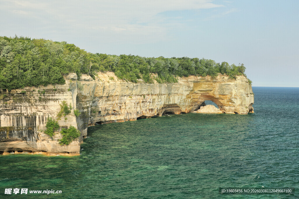 壮丽湖岸悬崖美景