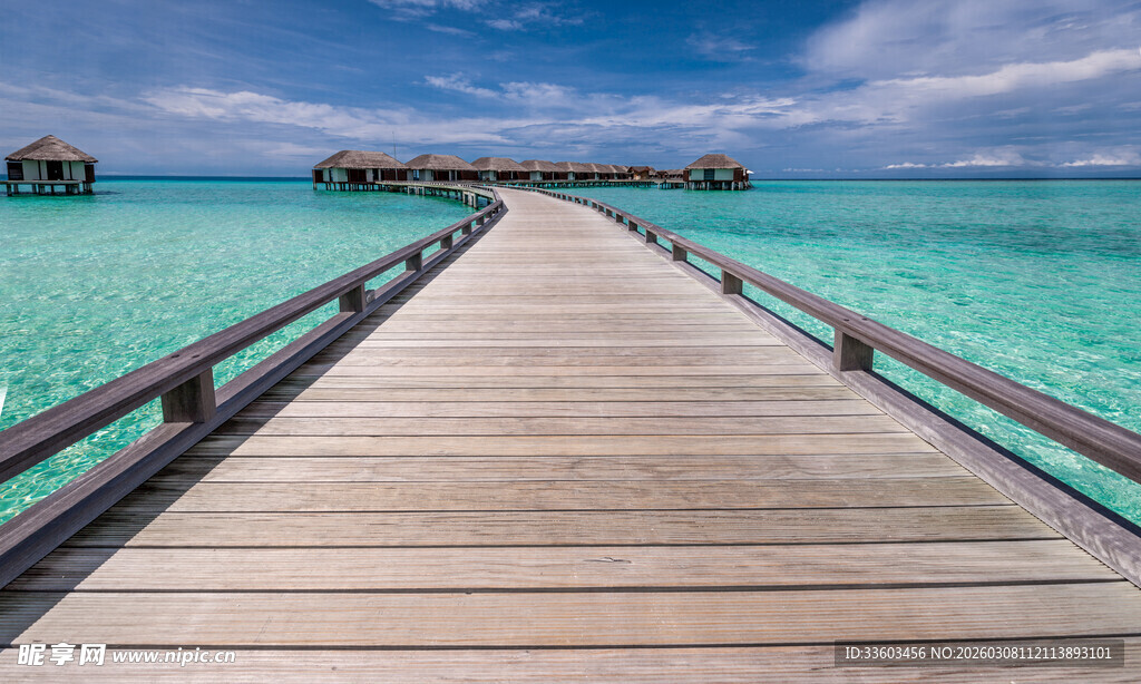 美丽栈桥延伸至碧海蓝天