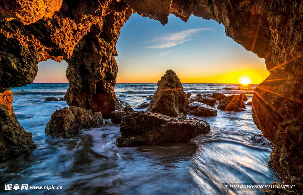 海边岩洞的壮丽日落景观