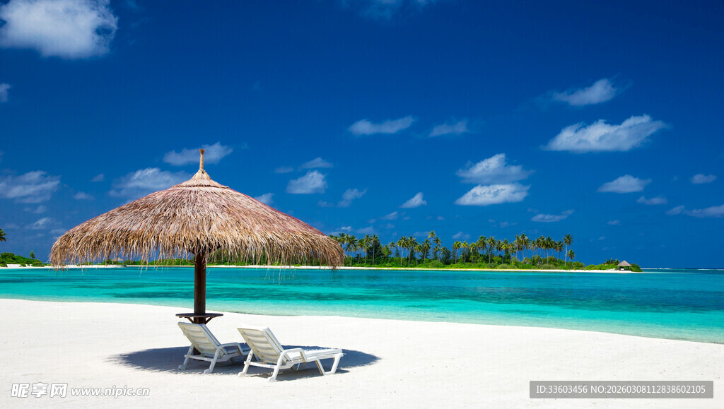 热带海滩上的遮阳伞与躺椅
