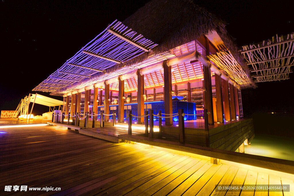 夜晚璀璨灯光的独特建筑