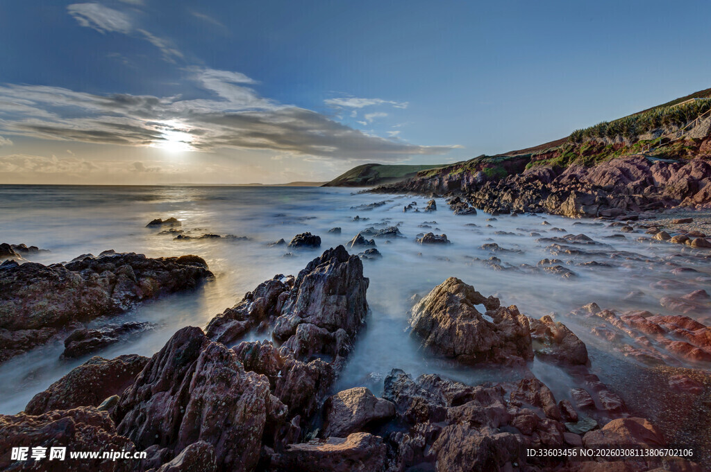 海边礁石日出美丽景象