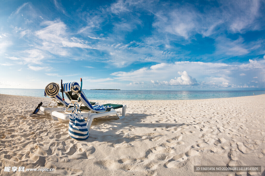 沙滩躺椅旁的梦幻海景