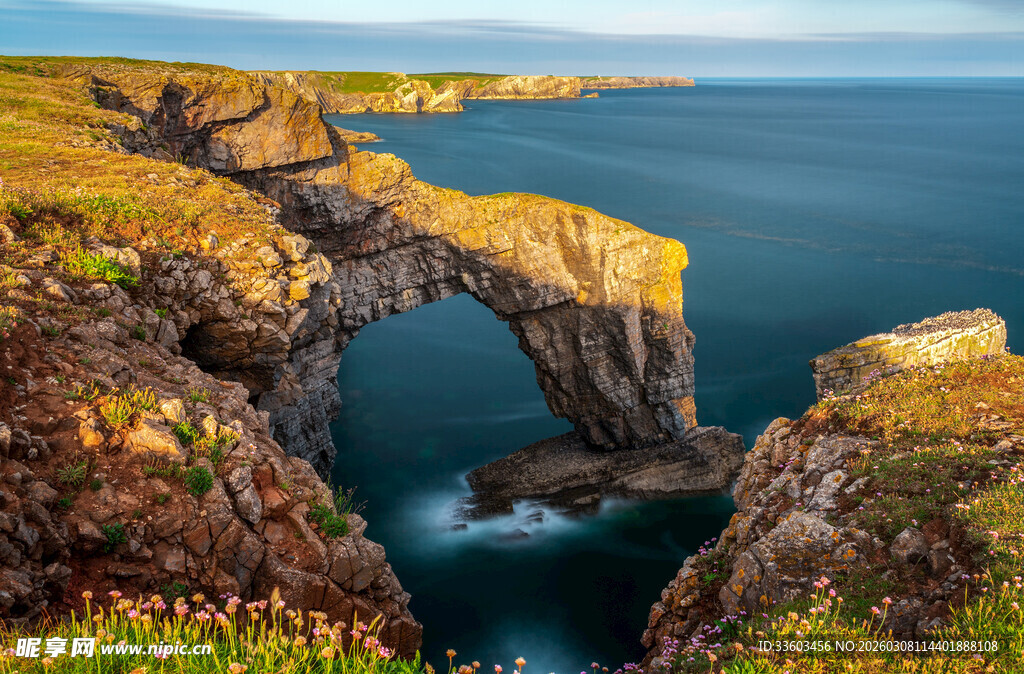 海岸天然石拱壮丽美景