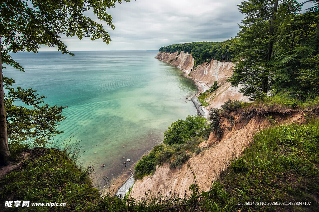 海岸悬崖边的秀丽自然景致