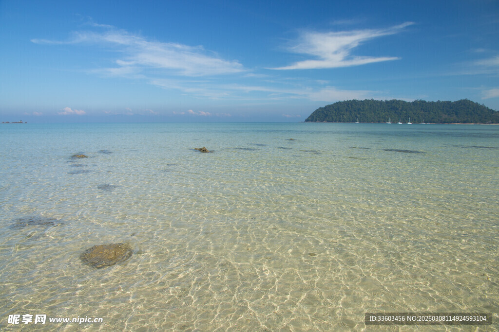 清澈海边浅滩与远处小岛