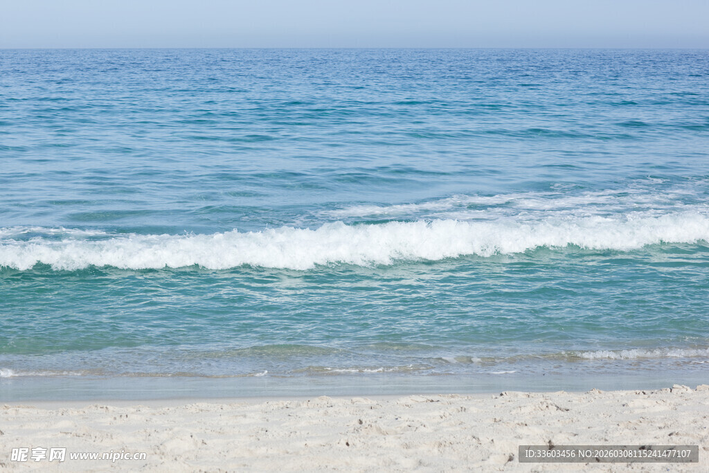 海边沙滩上的蓝色海浪