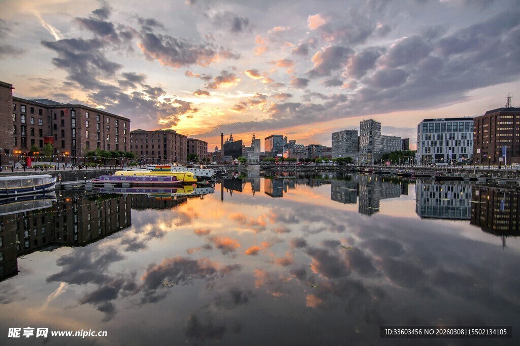 河畔城市黄昏美丽倒影