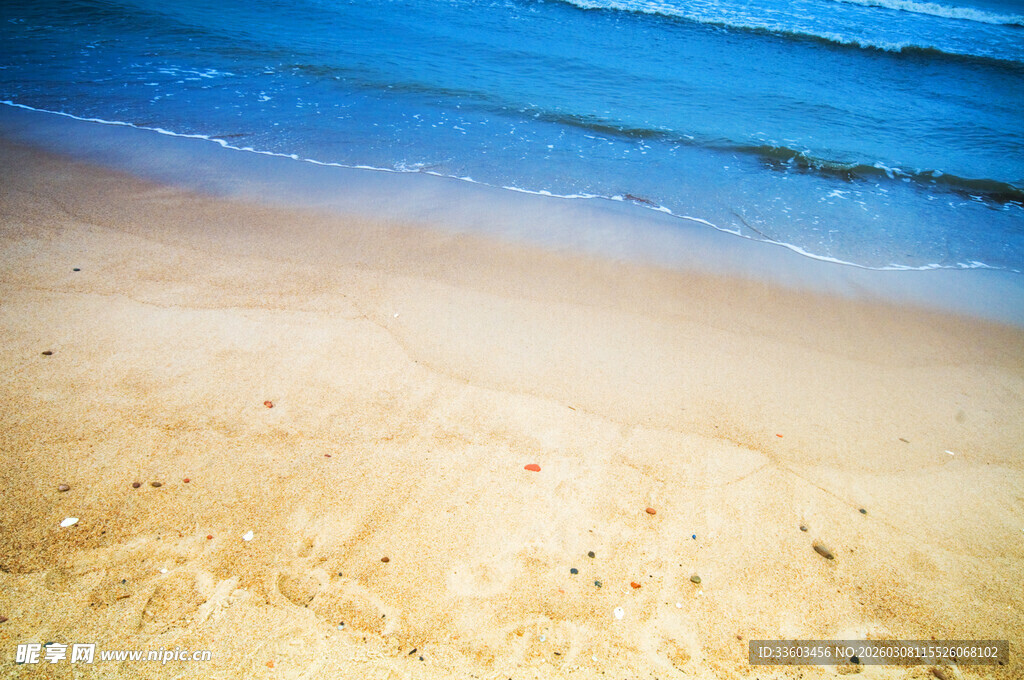 金色沙滩与蓝色海浪邂逅