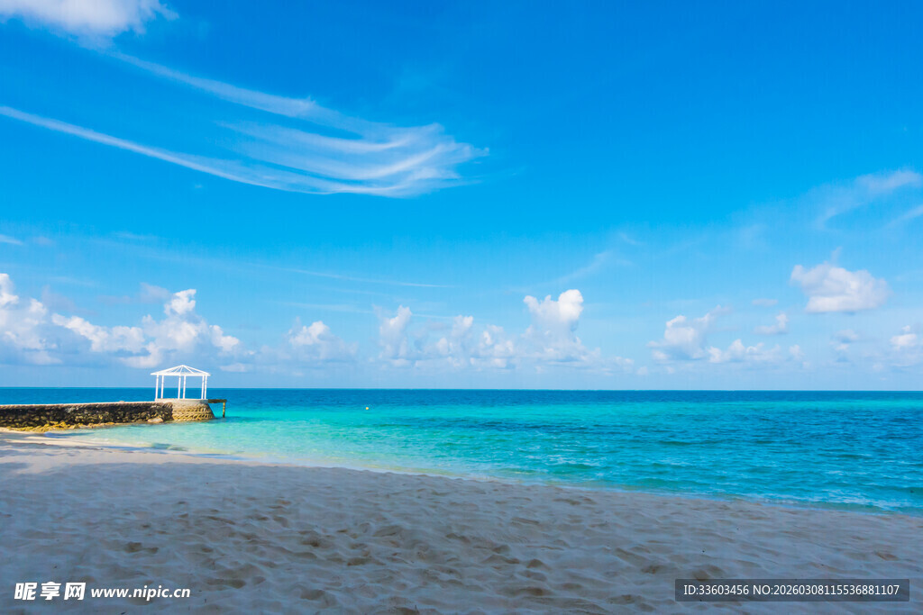 美丽的蓝色海滨沙滩风光