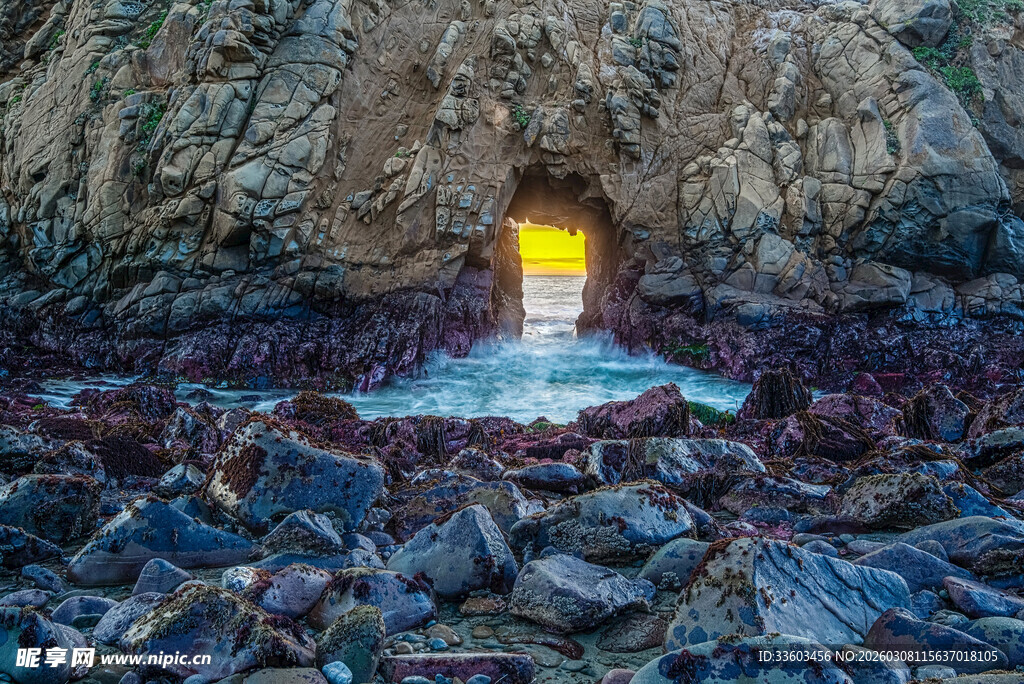 岩石间的神秘光亮洞口