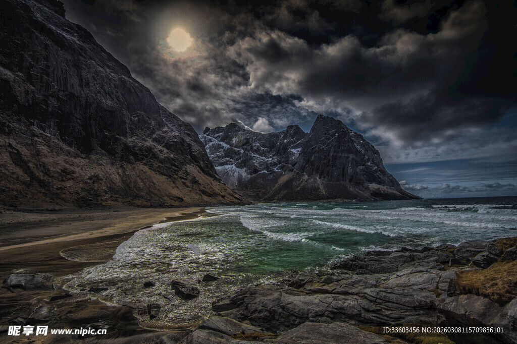 月夜下的海岸壮丽风光