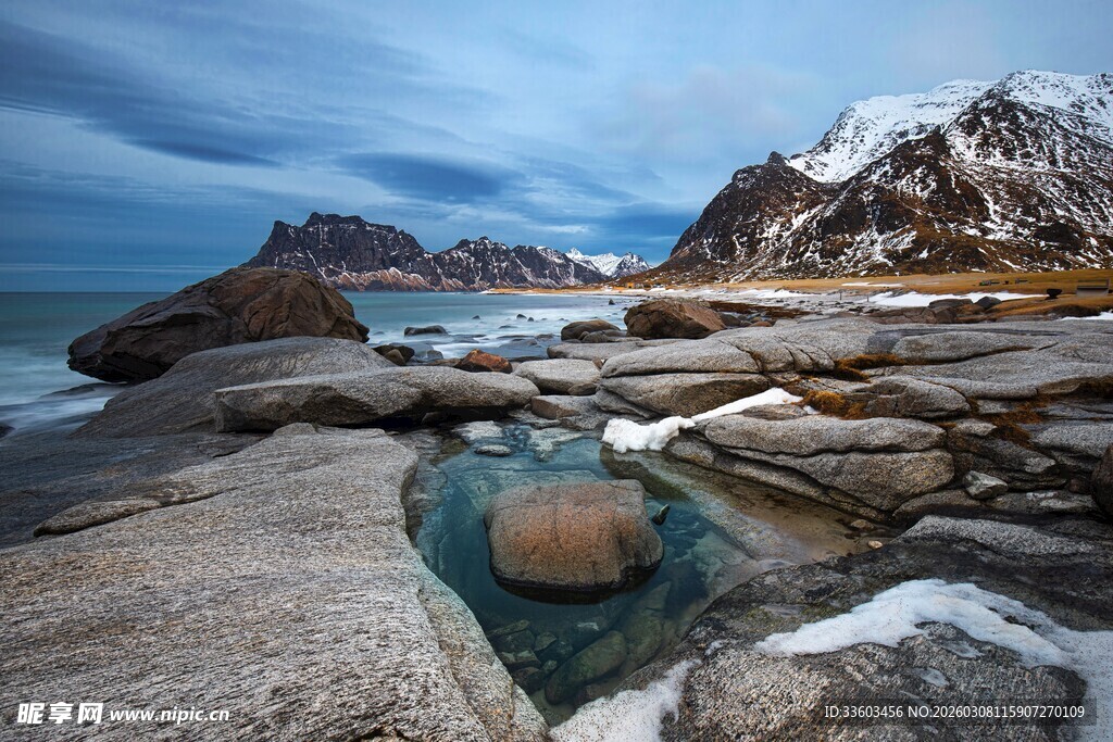 海边岩石与雪山美景