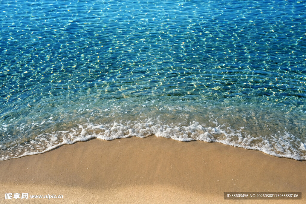 海边浪花轻拍金色沙滩