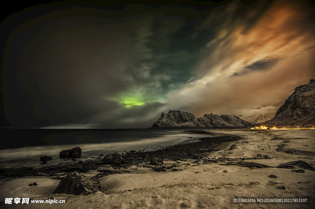 沙漠上空绚丽的极光景象