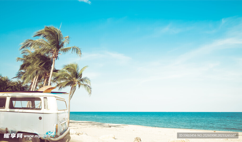 海滩上的复古巴士与棕榈树