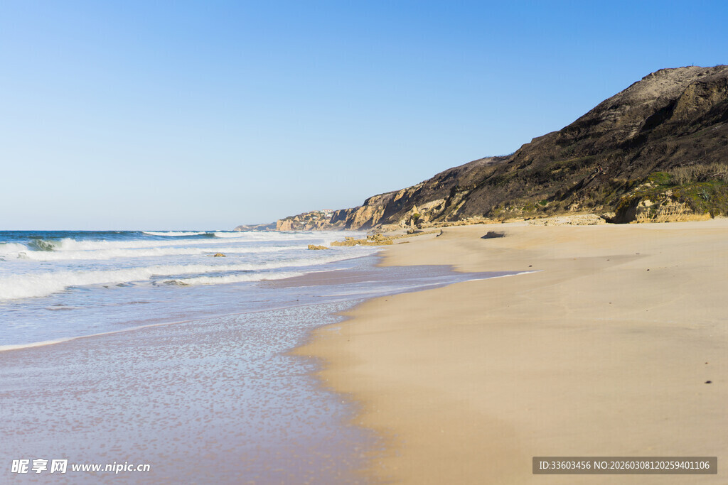 美丽沙滩与远处山峦海景
