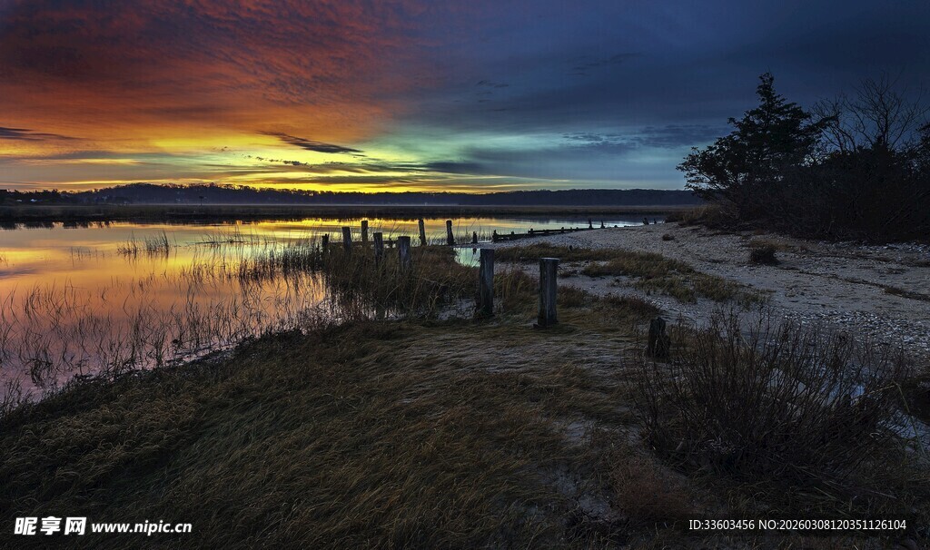 湖畔绚丽日落美景