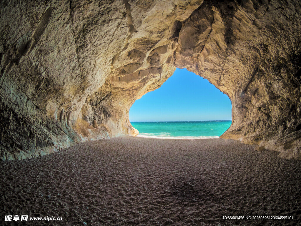 洞穴望海的绝美自然景观