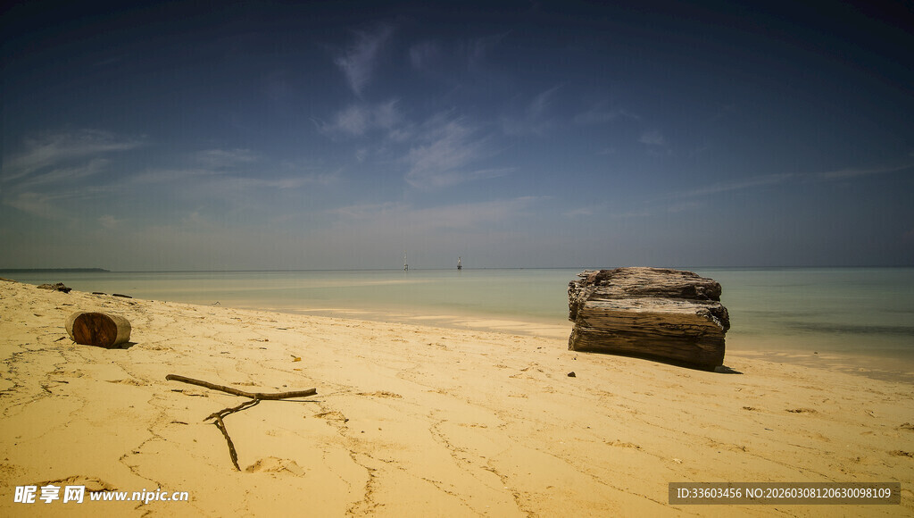 沙滩上的旧物与宁静风景