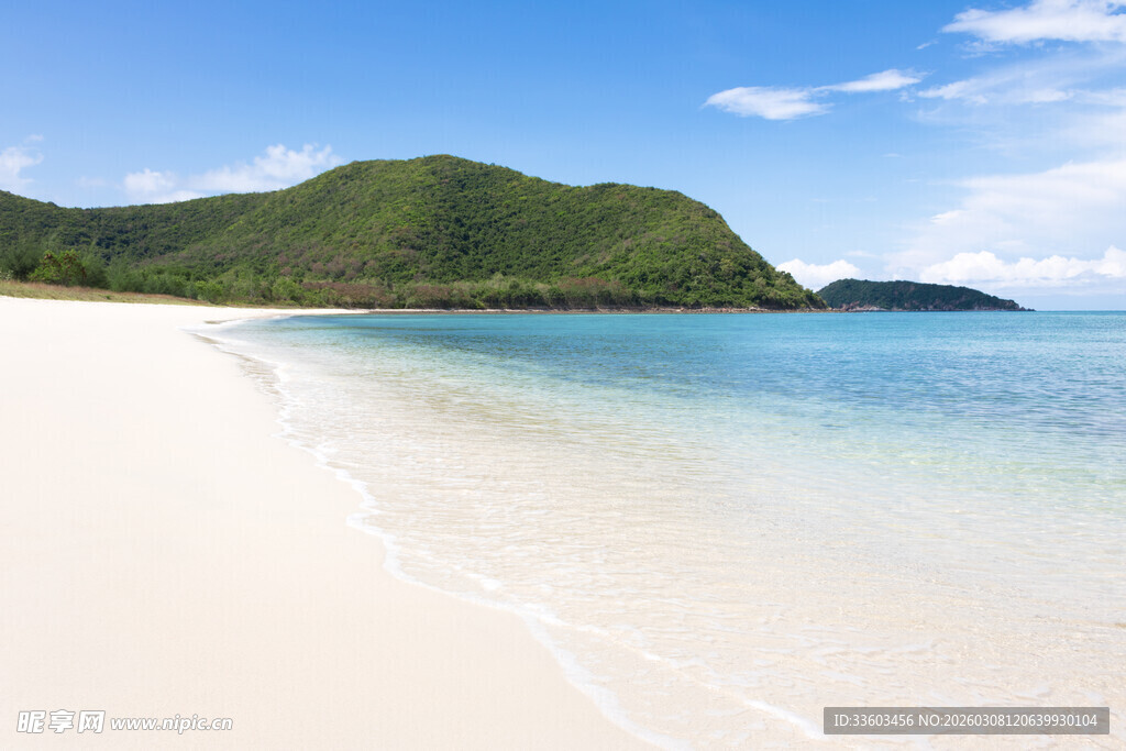美丽海滩与青山蓝天