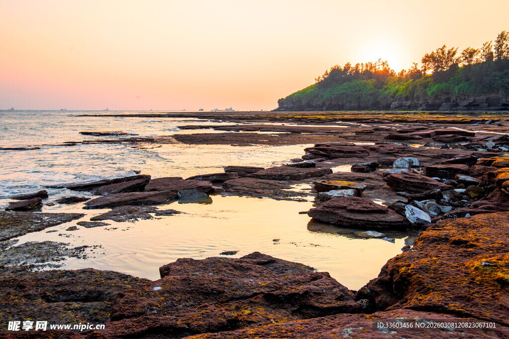 海边日落时的礁石美景