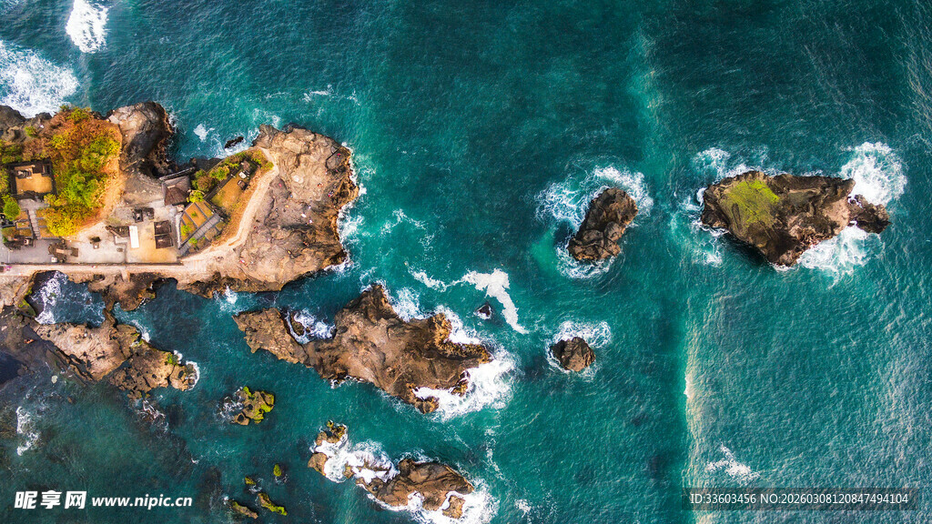 俯瞰碧海礁石美丽景致