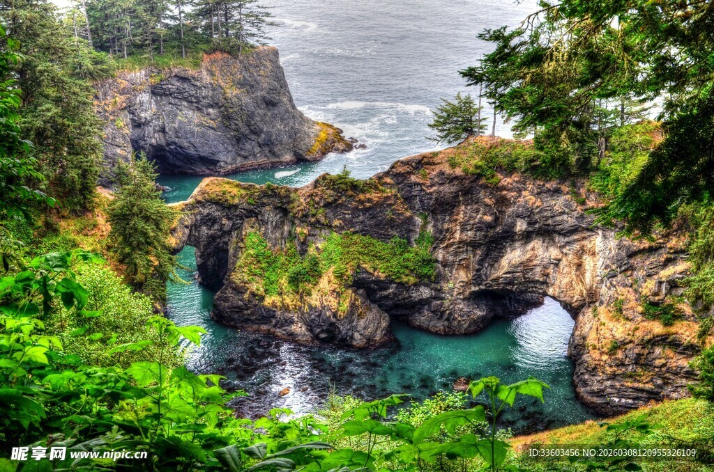 绿意环绕的碧蓝海湾