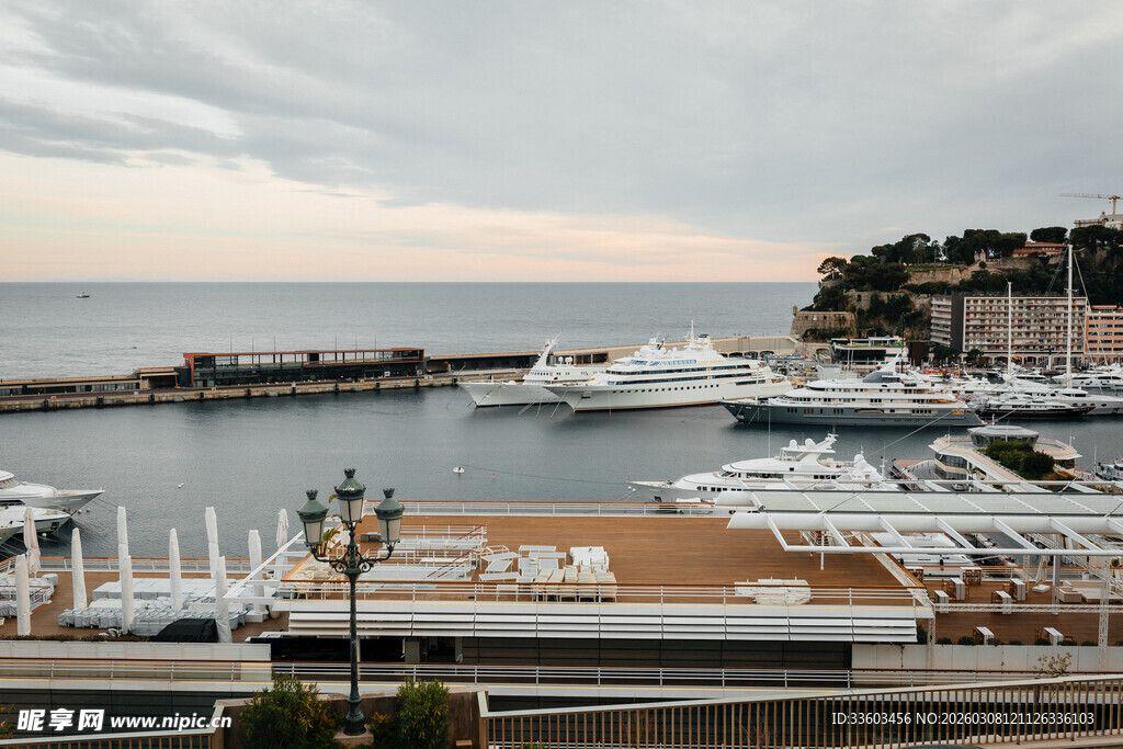 海滨码头的豪华游艇景观