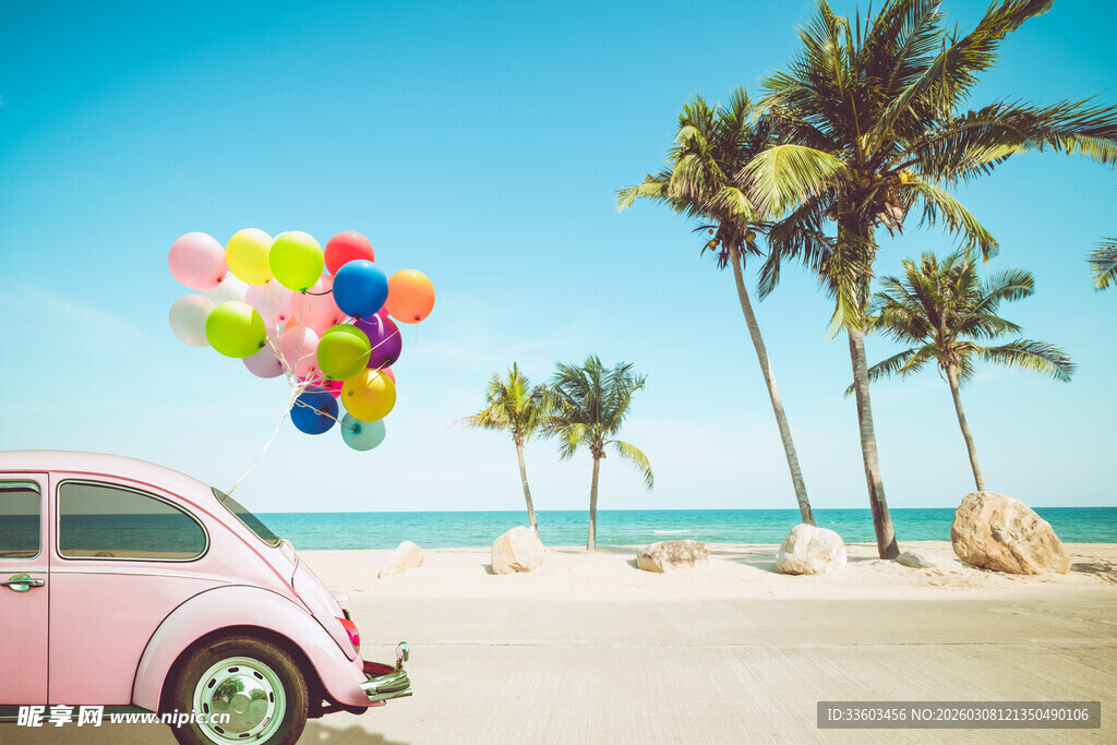 海边粉车与彩色气球风景