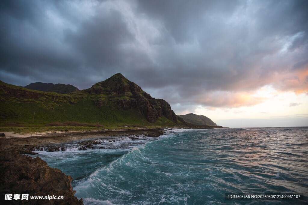 海边黄昏时的壮丽山海景