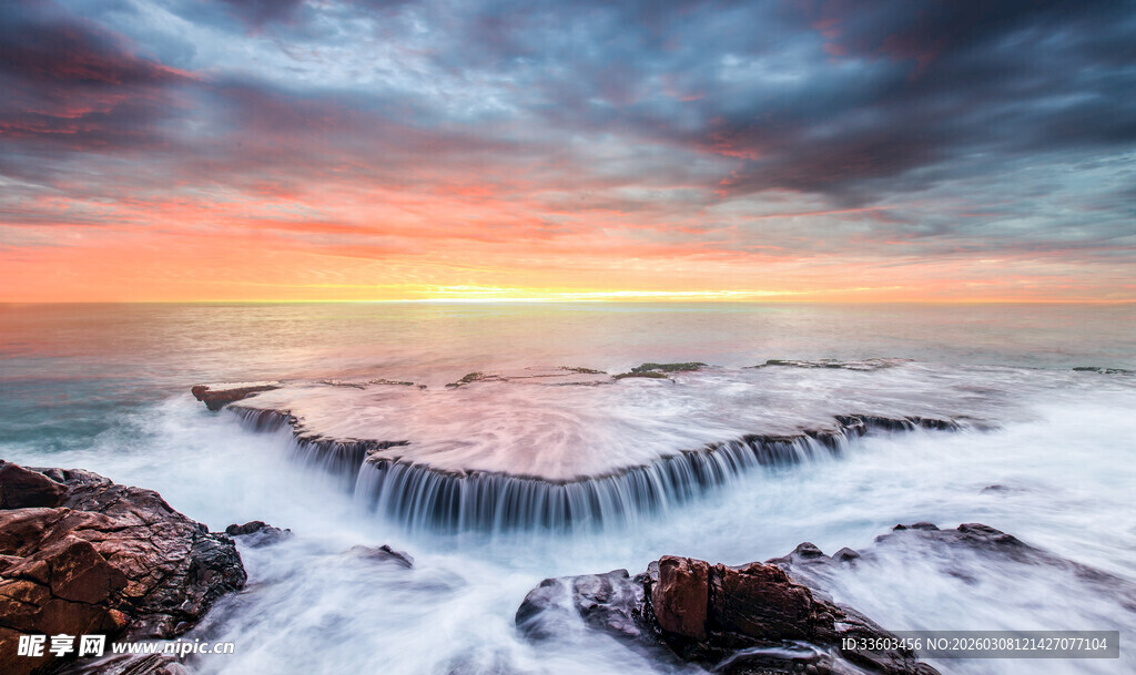 海边日落时的壮丽海浪景观