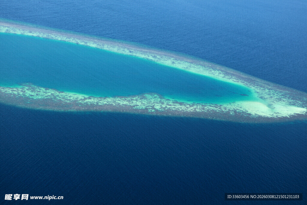 俯瞰美丽环状珊瑚礁