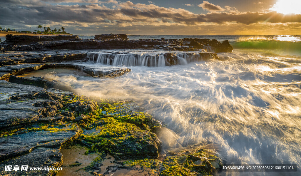 海边日落时的汹涌海浪