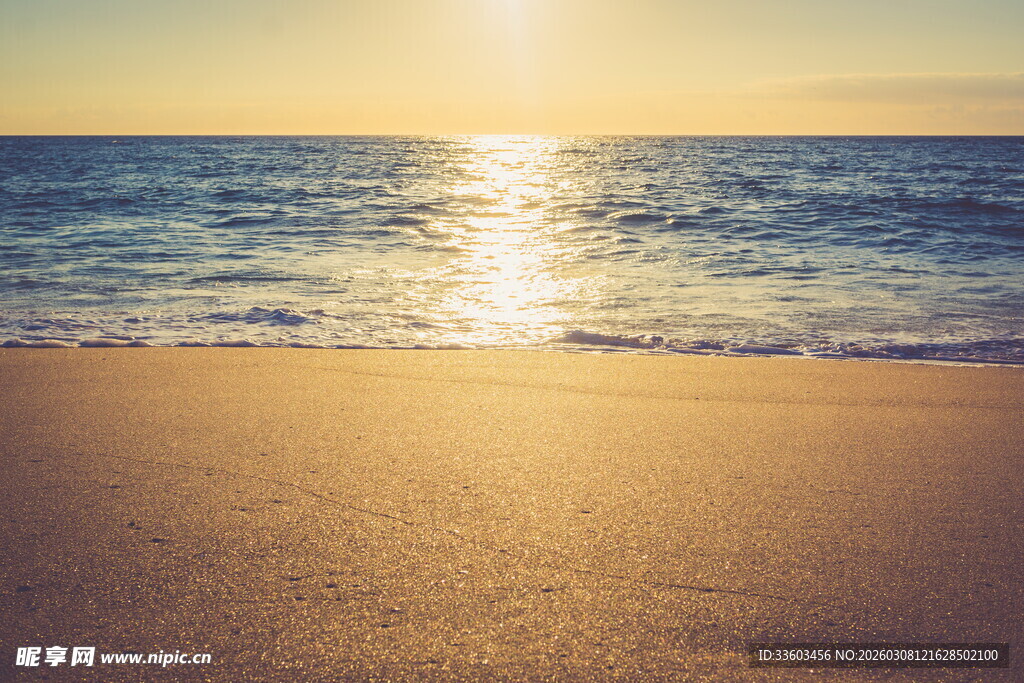 夕阳下的美丽海滩风光