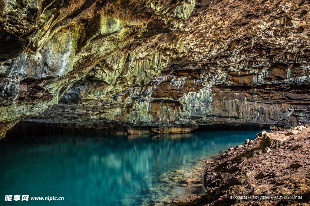 神秘幽蓝的地下岩洞之景