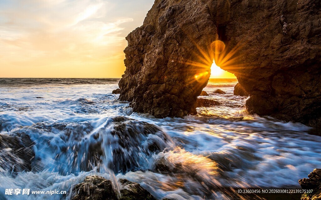 海边岩洞中透出的绝美落日