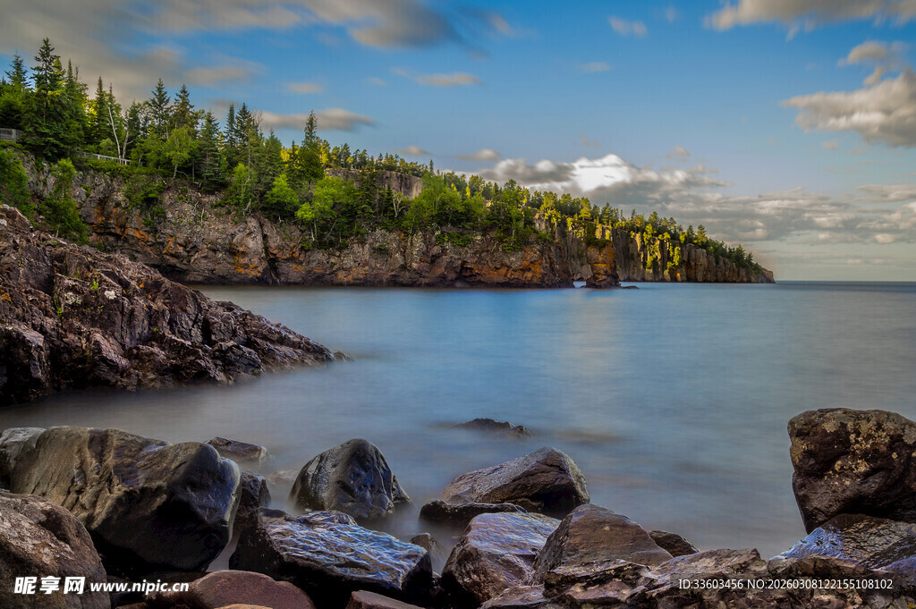 湖畔岩石与葱郁树林美景