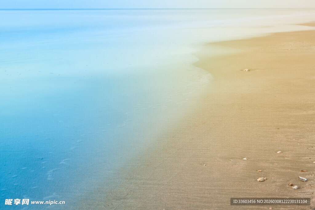 海边沙滩的梦幻蓝色景致