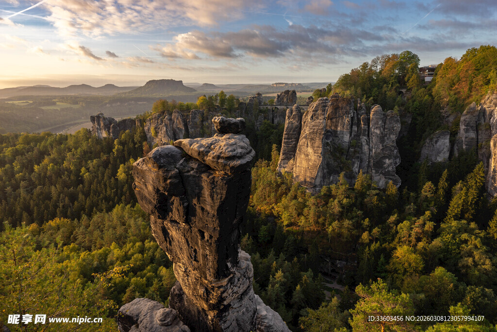 壮丽山林中的奇特岩石景观