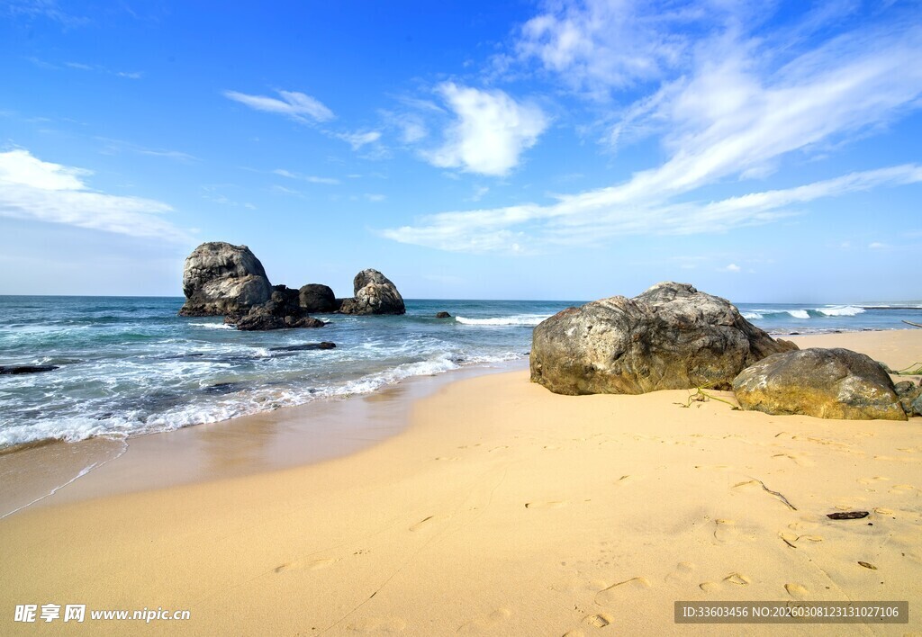 美丽海滩与海中礁石景观