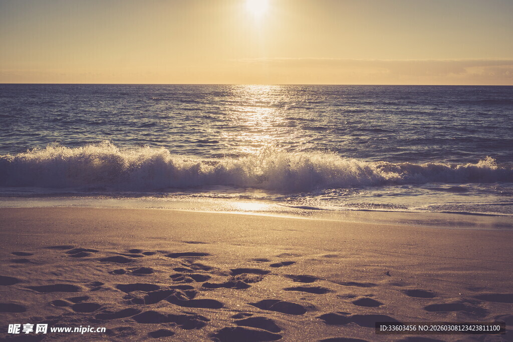 夕阳下的海浪与沙滩美景