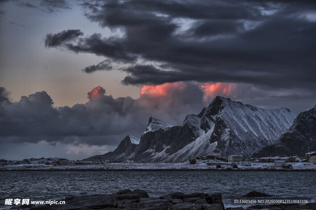 壮丽山海间的黄昏美景