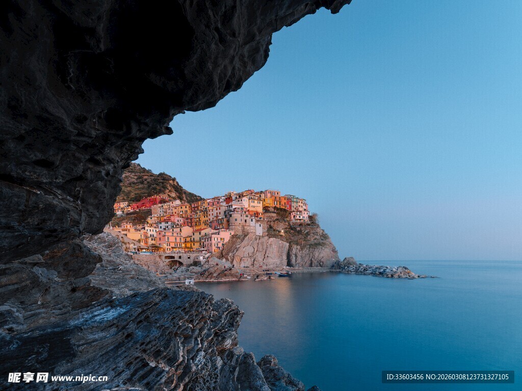 海岸峭壁下的静谧蓝色海域