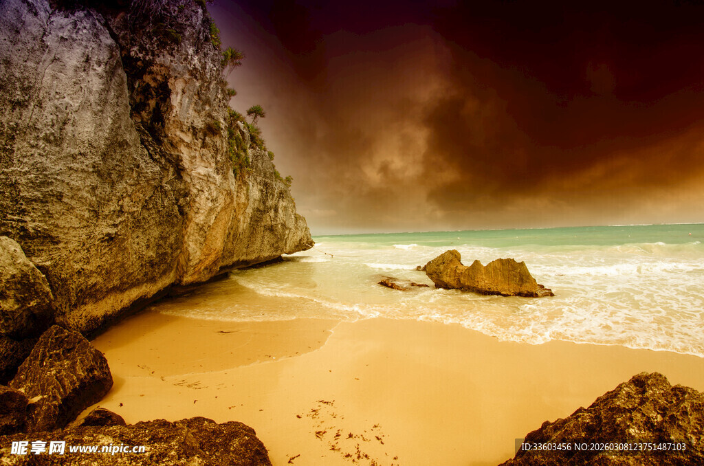 海边岩石旁的壮丽黄昏景色