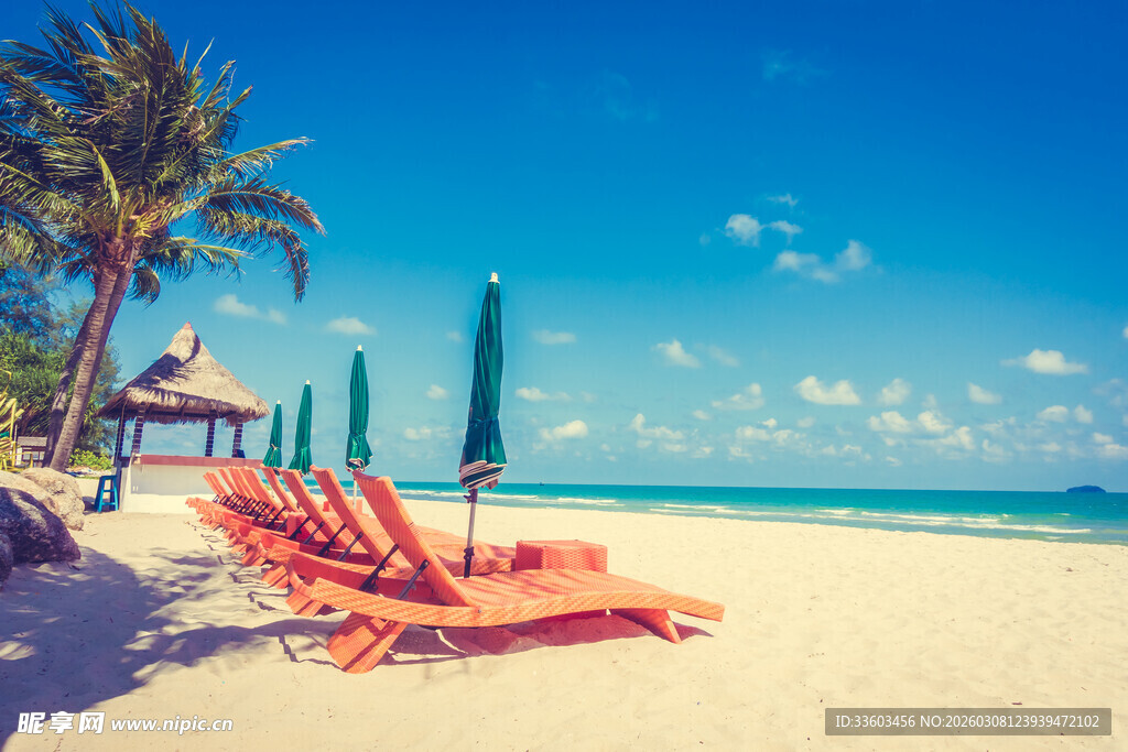 热带海滩上的休闲躺椅