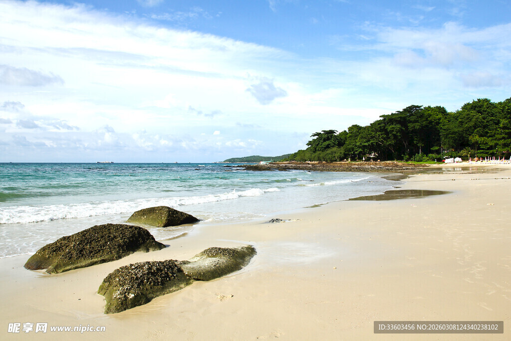 美丽沙滩与海浪中的礁石