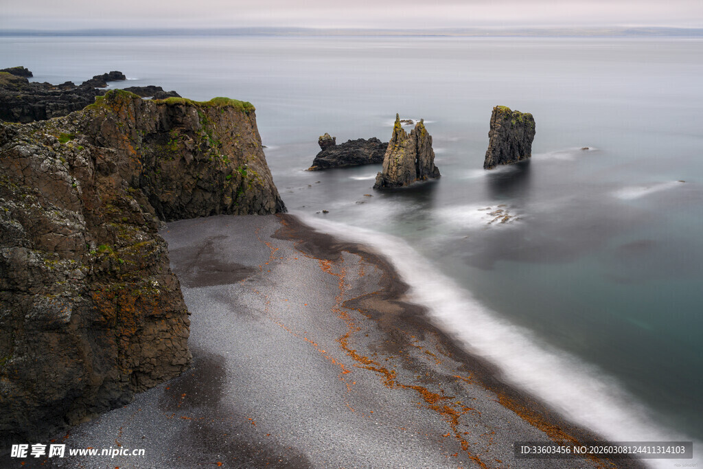 海边嶙峋礁石与海浪景观
