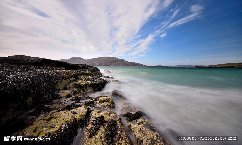 海岸边的美丽岩石与海景