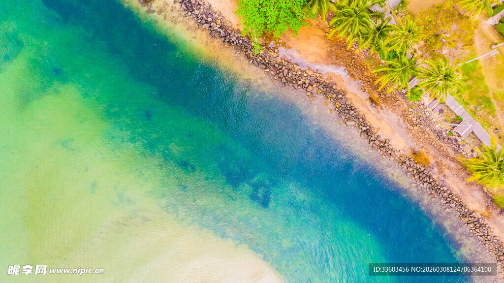 清澈蓝绿相间的迷人水域